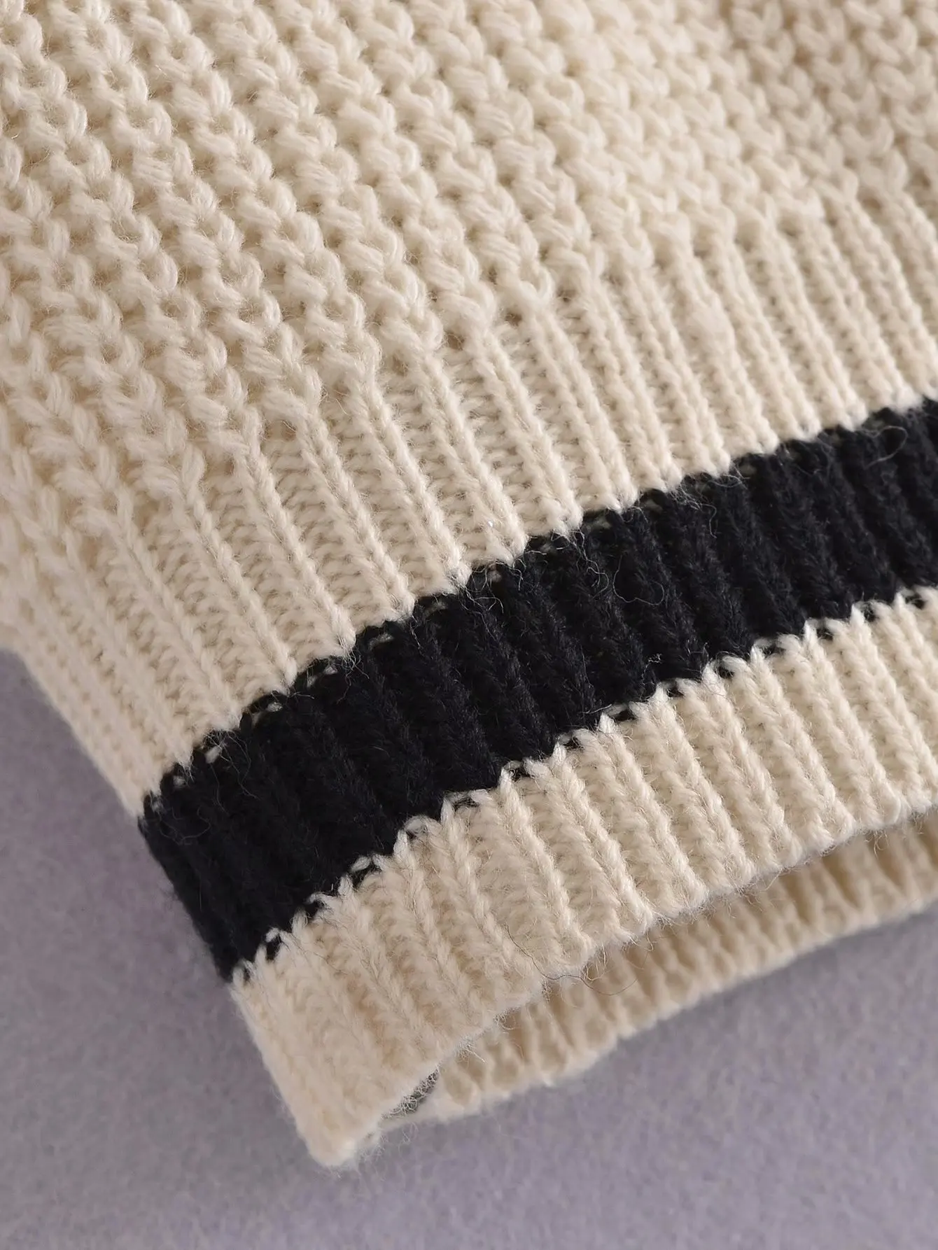 

Early Autumn Korean Version of Beige and Black V-neck Long Sleeve Fashion Short Sweater Joker Pullover Knit Top Female DLSY1824