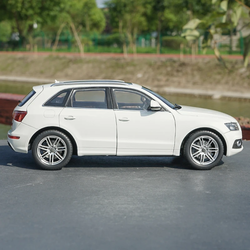 1:18 AUDI Q5 SUV литой автомобиль из сплава игрушки для детей рождественские подарки