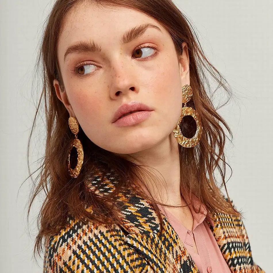 Женские серьги капли с большими кругами золотистые выпуклой текстурой