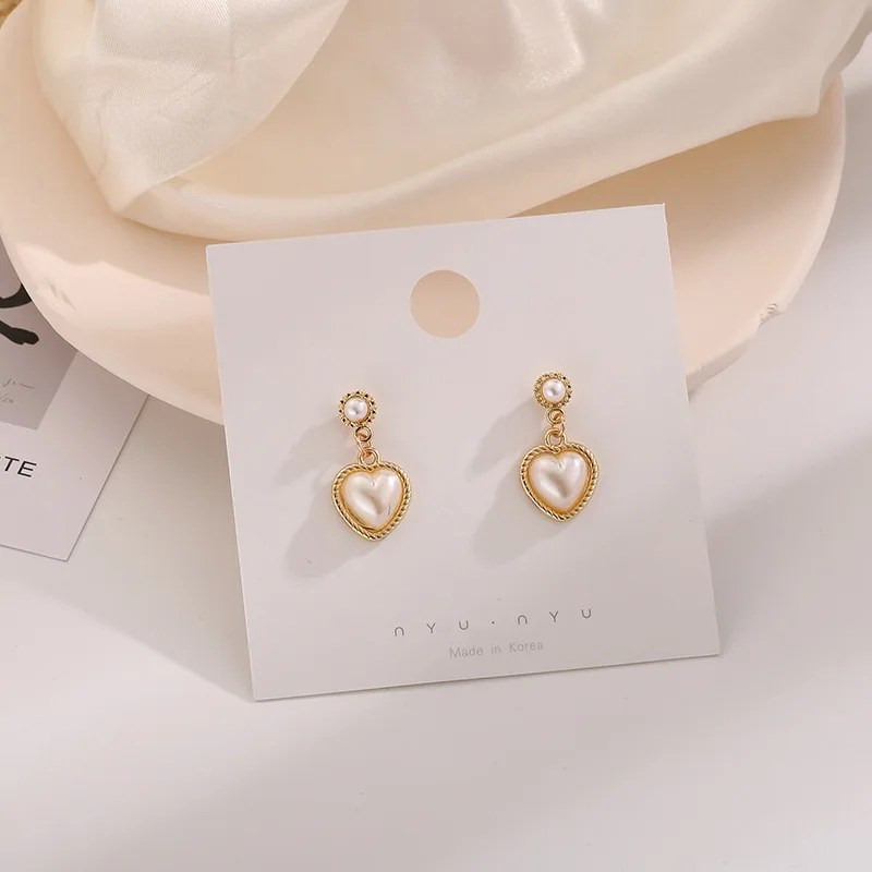 

2020 New Fashion Baroque Love Heart Pendientes Mujer Moda Simulated Pearl Short Dangle Earrings for Women Girl Gifts