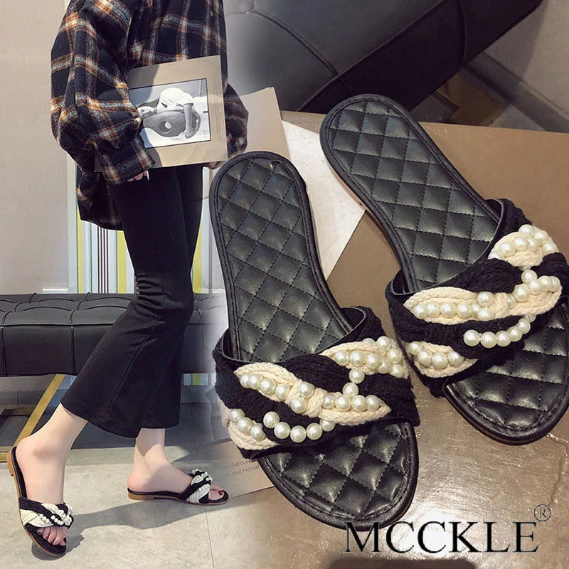 Шлепанцы женские на платформе плоская подошва плетеные с жемчугом открытым