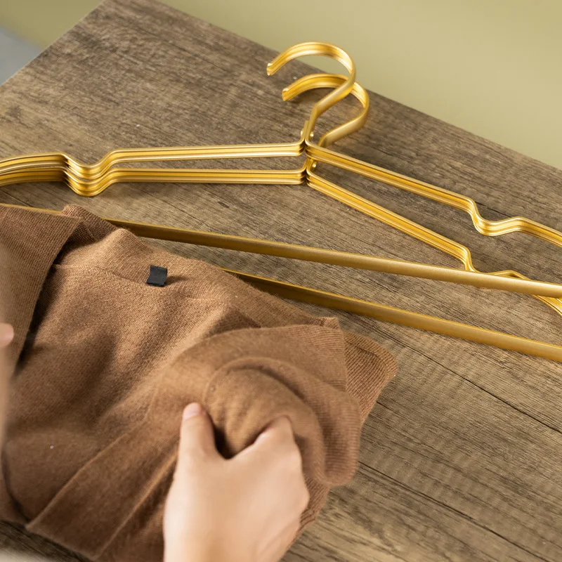 Вешалка для одежды матовая золотистая из алюминиевого сплава противоскользящая
