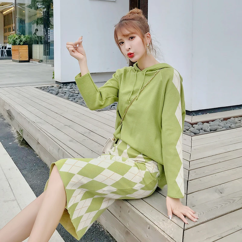 Зеленый трикотажный свитер с капюшоном повседневная юбка новинка 2020 костюм