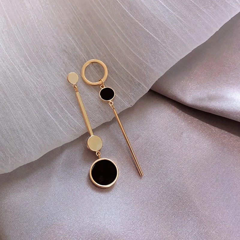 

Asymmetric Korean Style Popular Design Long Earrings Hollow Circle Metal Ball boucles pendantes