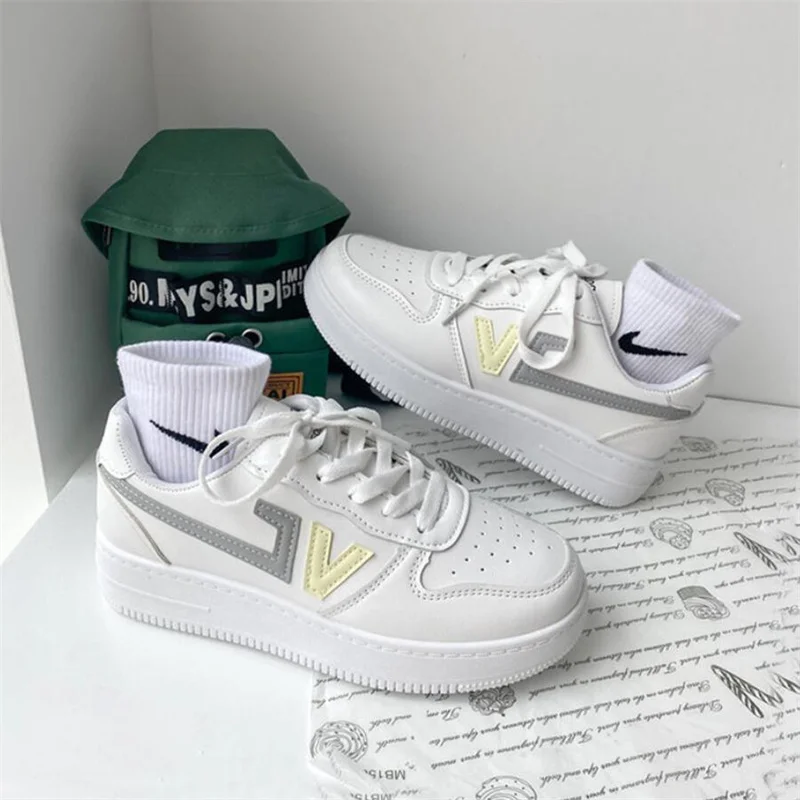 Женские кроссовки из ПУ кожи розовые на плоской вулканизированной подошве