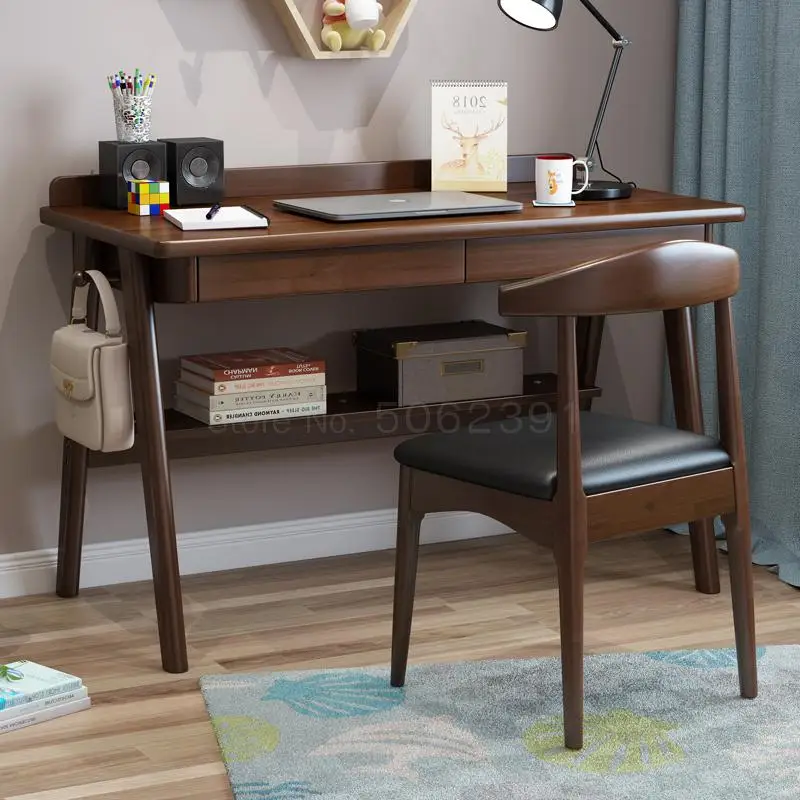 Простой стол из массива дерева домашний для учебы студент учится писать