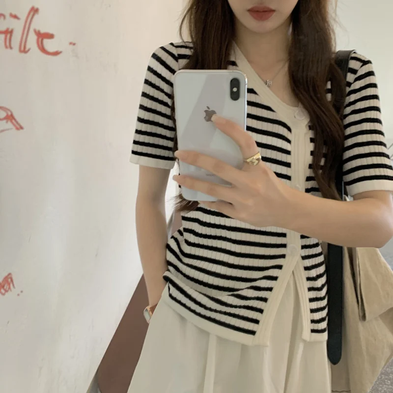 Женская футболка в полоску с V-образным вырезом и коротким рукавом |