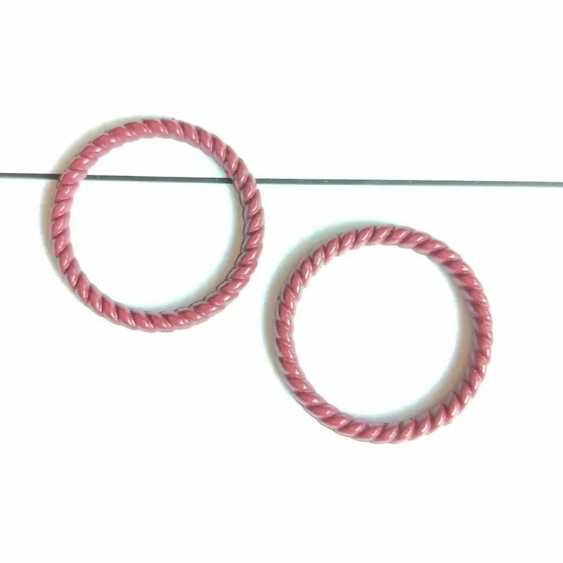 Простые и свежие разноцветные кольца на спирали в японском южнокорейском стиле