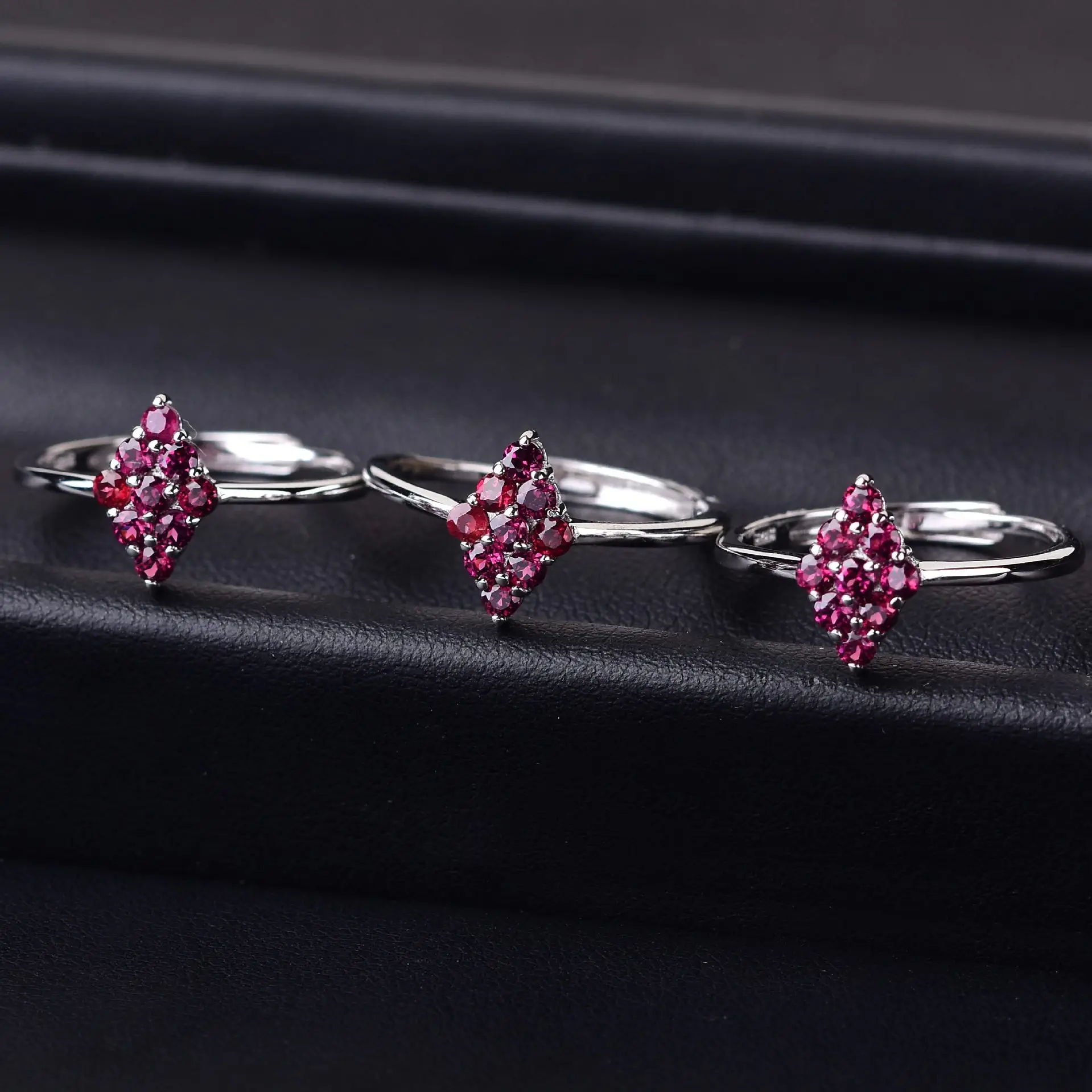 Кольцо с натуральным гранатом из чистого серебра 925 пробы Новое поступление