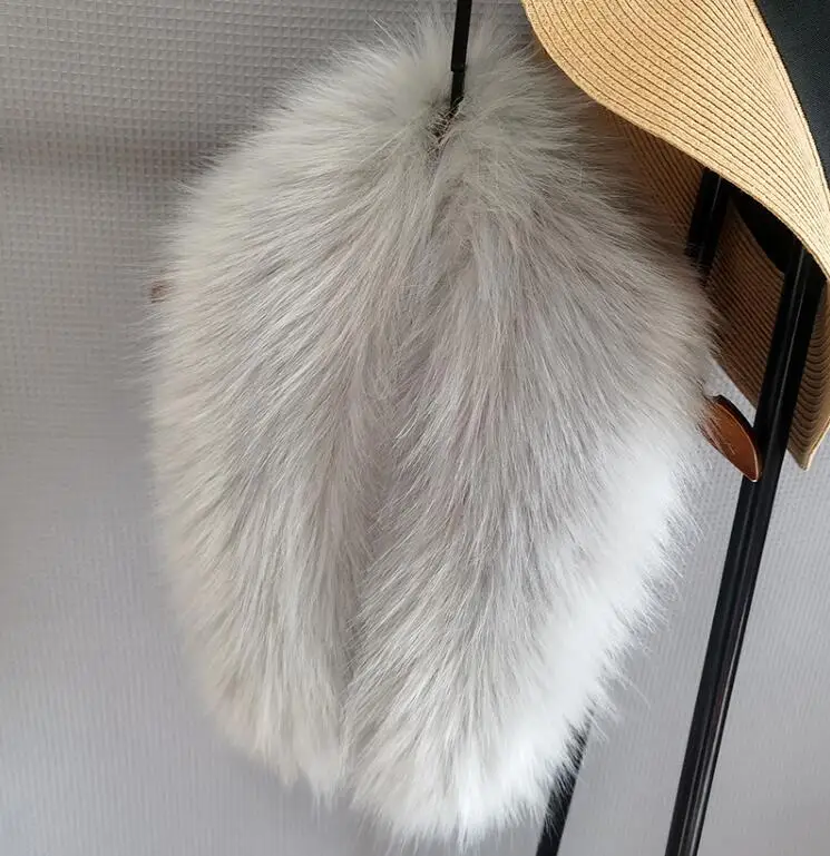 Шарф-накидка женский из искусственного меха енота на осень и зиму |