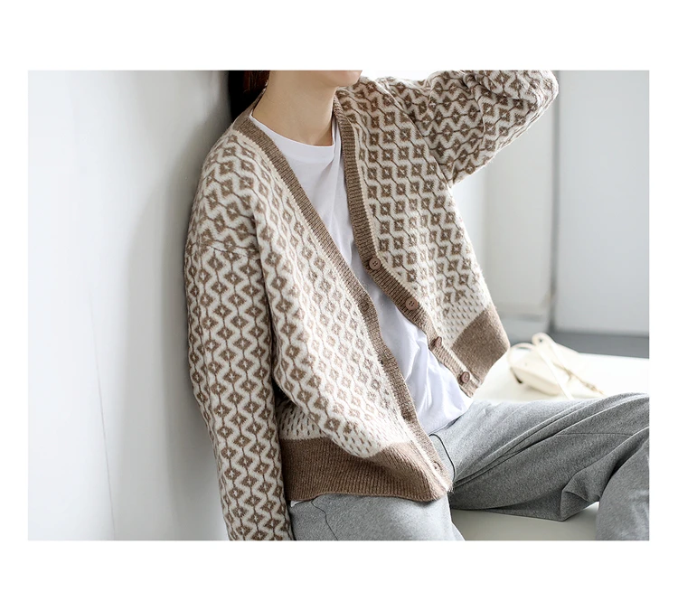 

Knit cardigan women 2020 autumn and winter Korean retro ins temperament contrast V-neck rhombus thick loose coat sweater