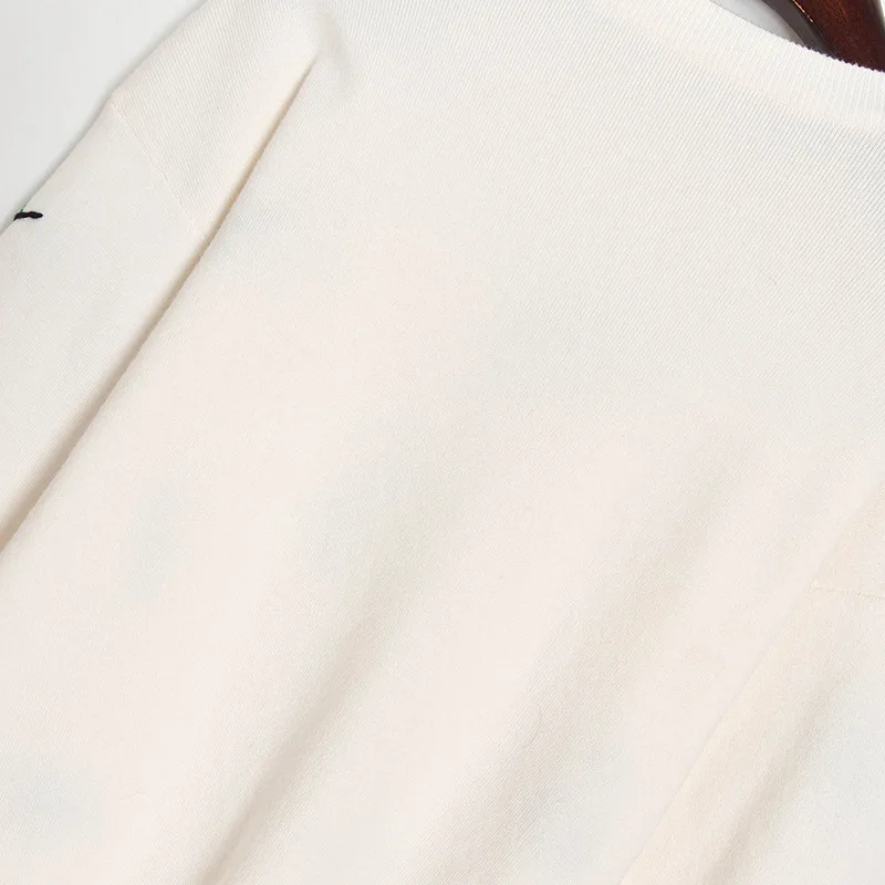 

New color contrast hand embroidered cherry knitted sweater for women z20845