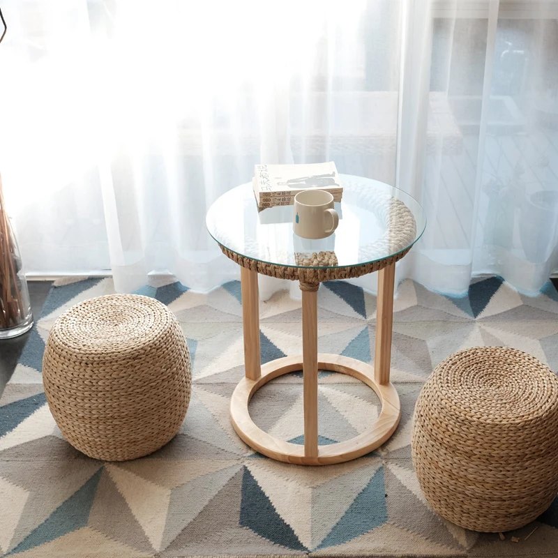 Простая маленькая скамейка из соломы и ротанга цельного дерева круглая для обуви