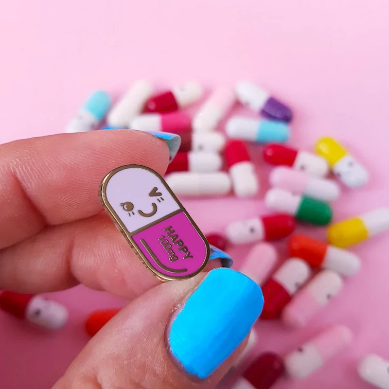 Милая эмалированная брошь с улыбающимся лицом медицинская в виде пилюли значок