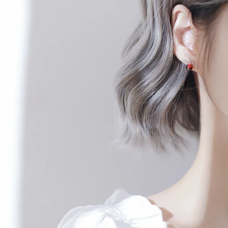 Серьги-гвоздики с оленем и гранатом ITSMOS милые серьги из серебра 925 пробы