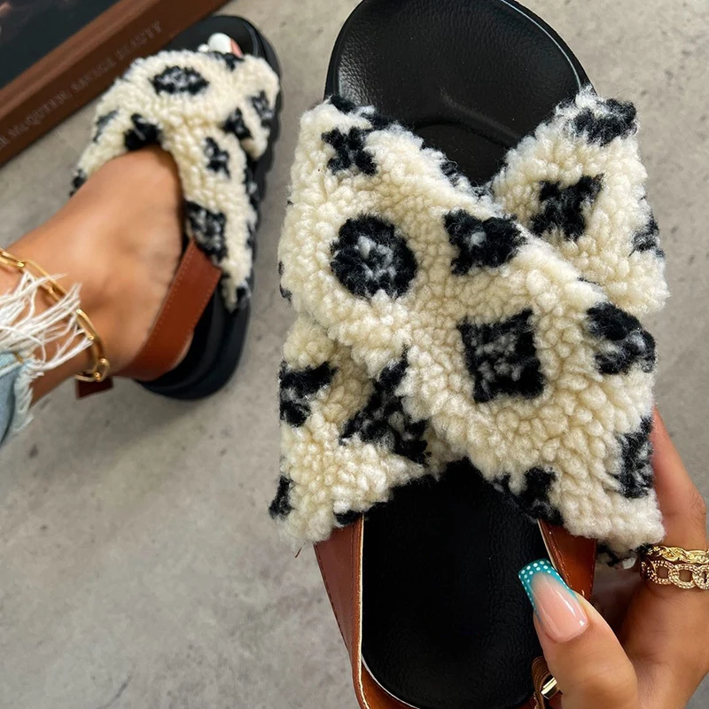 

Женские босоножки с пряжкой, модные пикантные однотонные босоножки с плюшевым принтом, на плоской подошве, с открытым носком, лето 2021