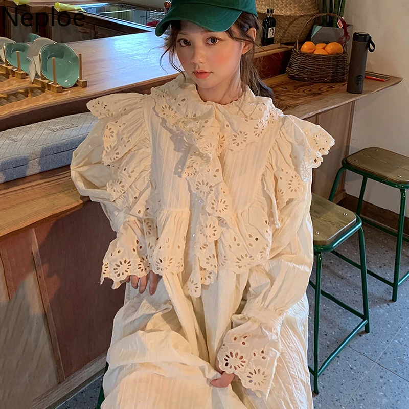 Женское платье с круглым вырезом и длинными рукавами белое свободное высокой