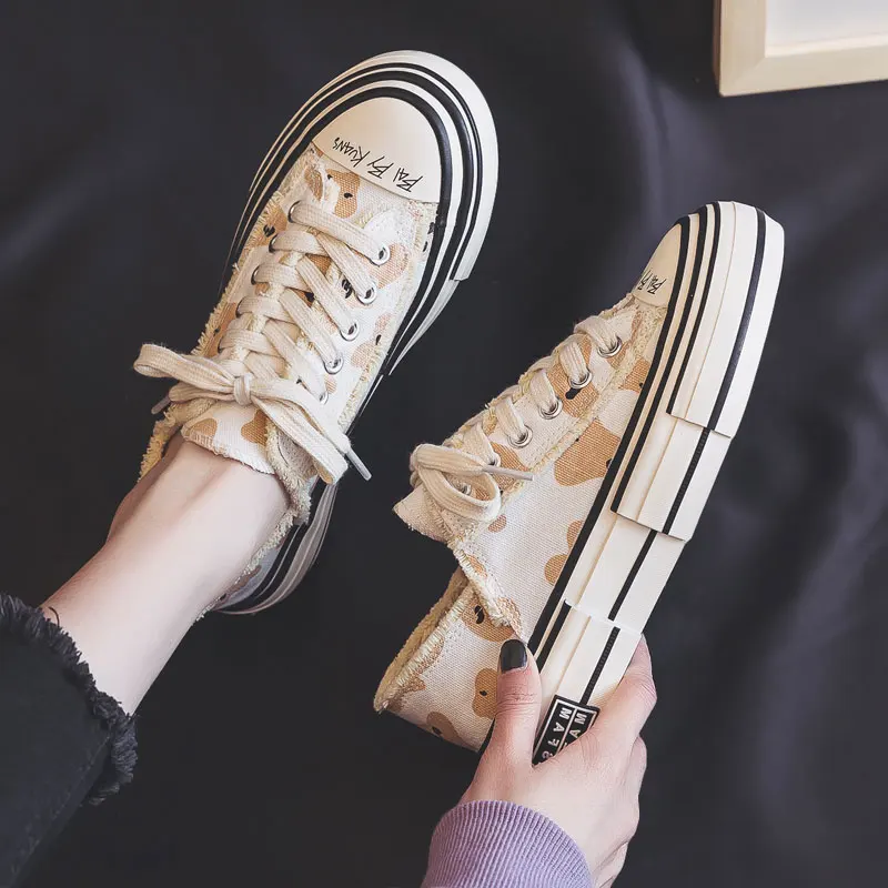 

Женские парусиновые туфли из коровьей кожи, повседневные студенческие туфли без застежки, с симпатичным медведем, для летнего сезона 2021