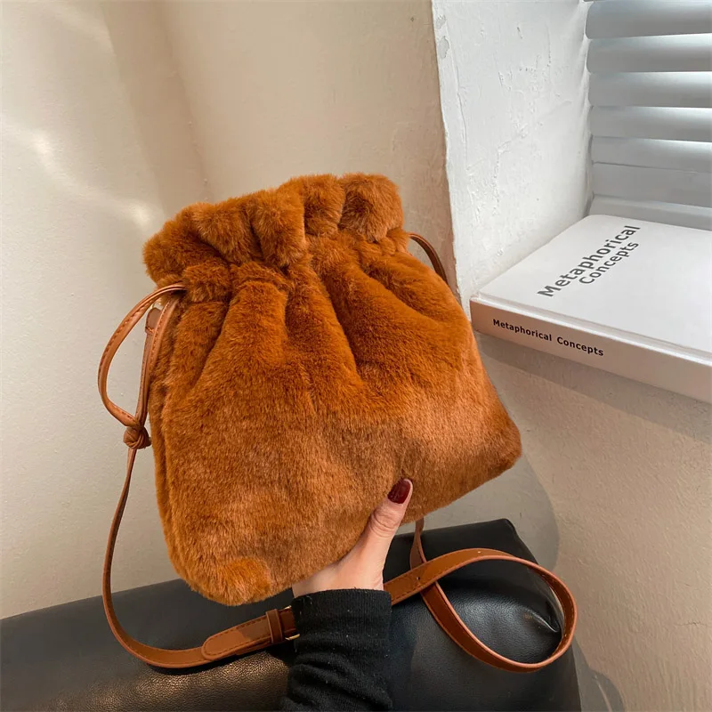 

Winter Plush Shoulder Bag High Quality Women Bucket Crossbody Bag Fashion New Trend Handbags Female Solid Color Phone Pack Purse