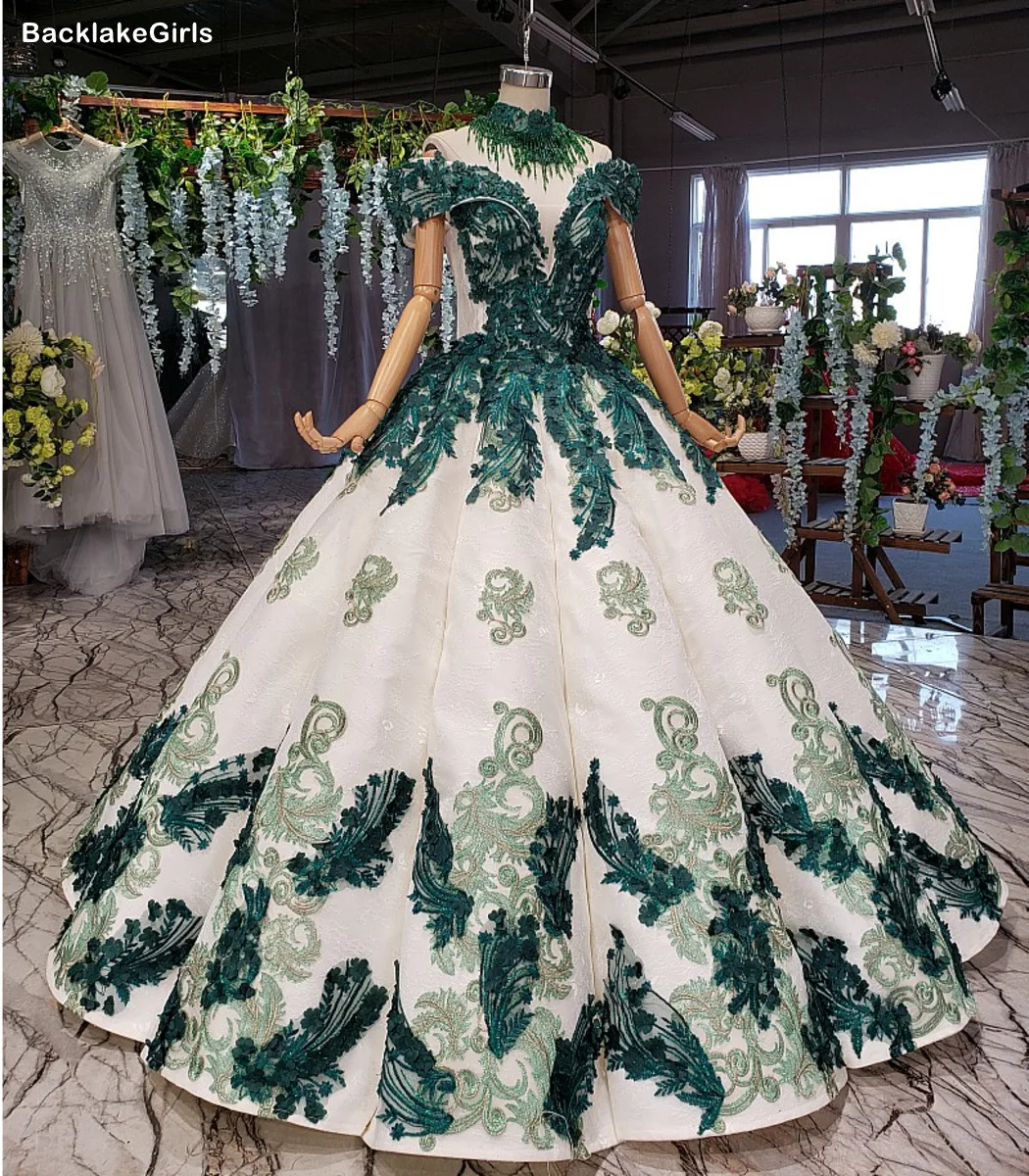 Пышное зеленое свадебное платье в пол с высокой горловиной и короткими рукавами