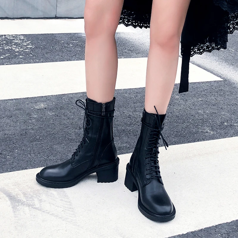 

2021 winter new European and American style fashion wild women's boots, medium with round headshot boots.