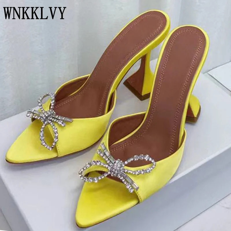 

Летние шлепанцы на высоком каблуке с кристаллами Стразы с бантом стекольные Шлепанцы из шелковой атласной ткани пикантные сандалии с остры...