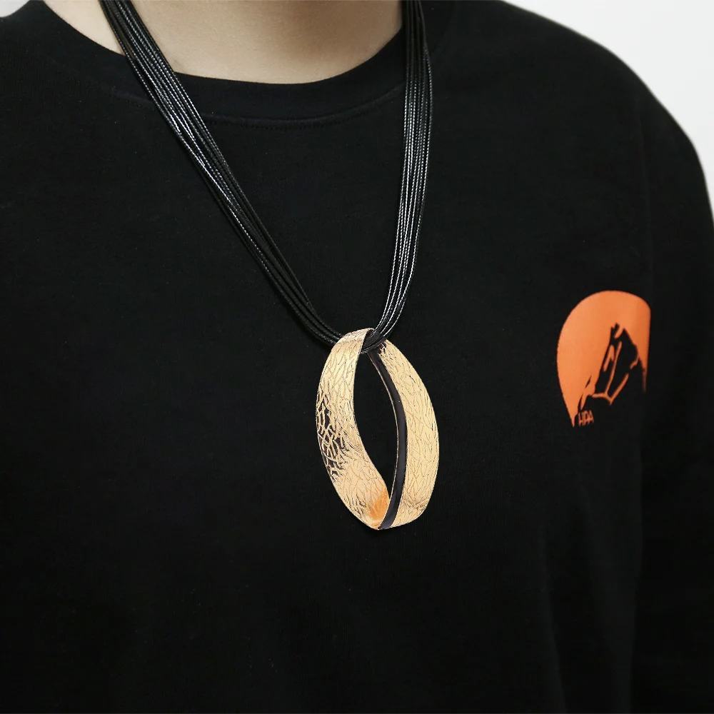 Цепь многослойная из кожи женская готическое ожерелье с большой металлической