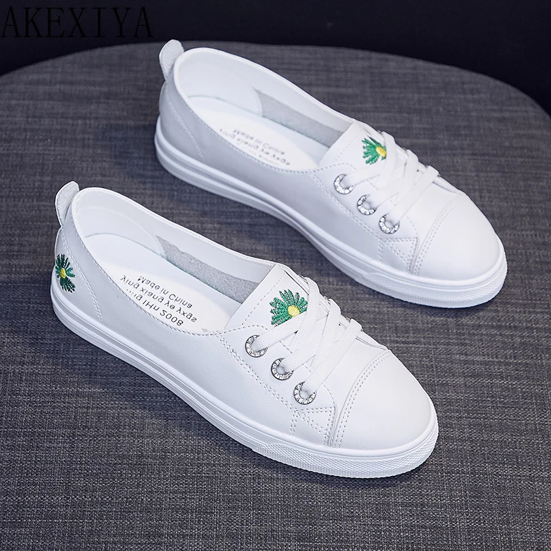 

2020 Spring and Summer Shallow Mouth White Women's Shoes Lazy Sneakers New Spring All-match One Pedal