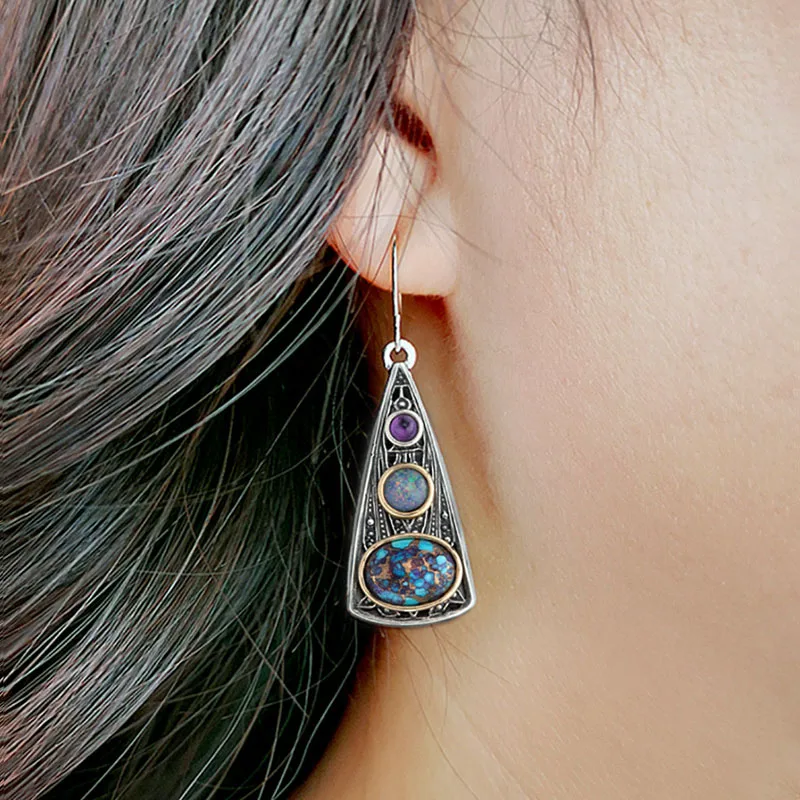 Трибальные серьги с фиолетовыми бусинами в форме треугольника и опаловым камнем, цыганские украшения, двухцветный металл, естественная форма капли.