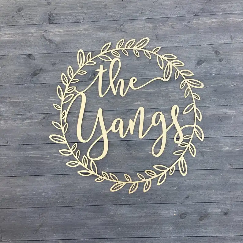 Индивидуальный деревянный знак имени с венком Деревенское свадебное оформление