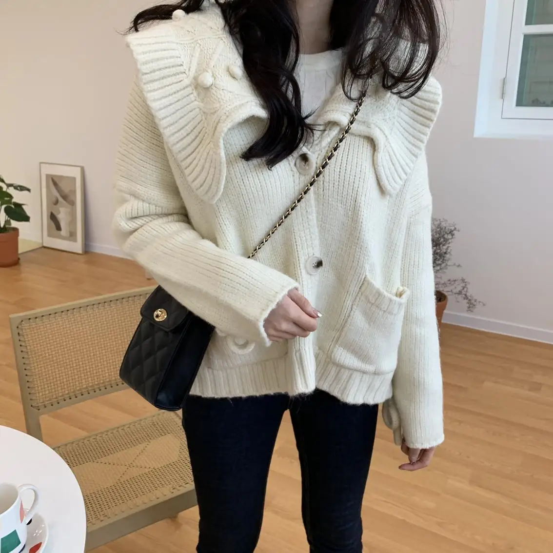 

Lovely to detonation ~ Korean ins sweet relaxed joker lapel ball ball decoration heavy industry with sleeve blue sweater