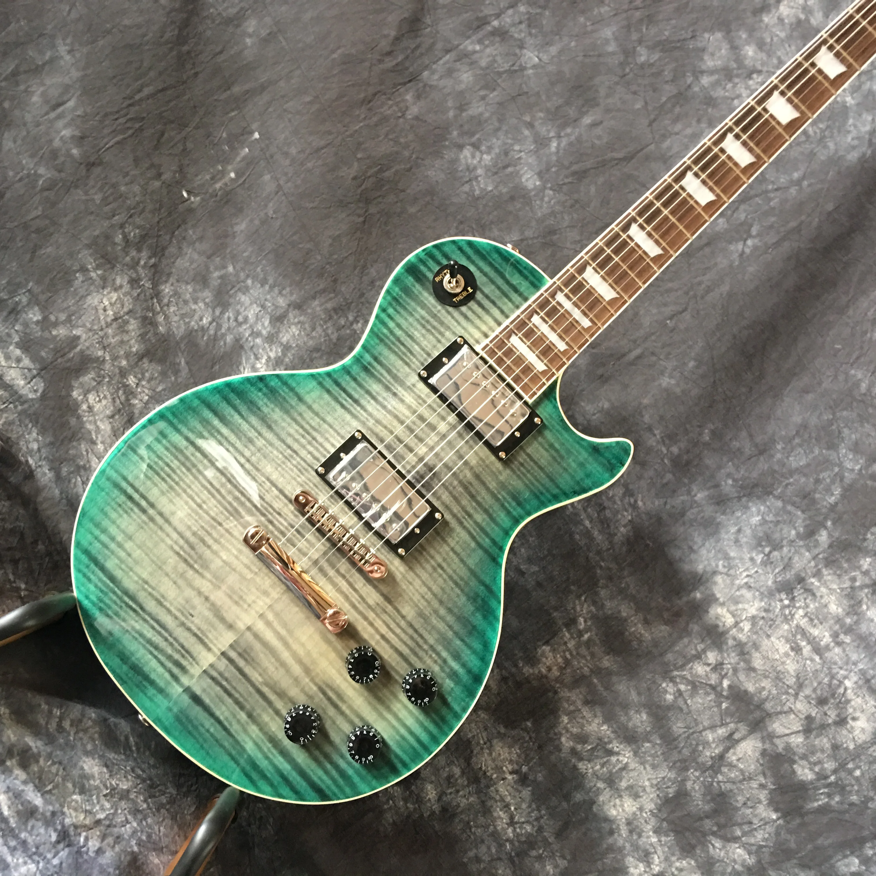 

High quality electric guitar. Tiger pattern color can be customized, small eye bridge, free shipping
