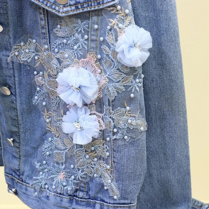 Демисезонное джинсовое короткое пальто с цветочной вышивкой и дырками Женская