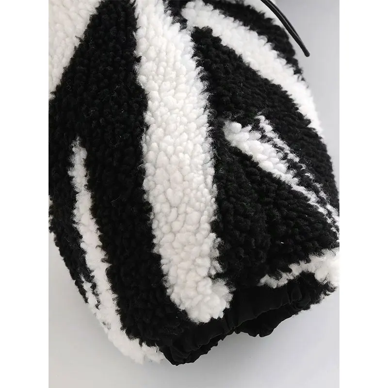 Куртка женская зимняя меховая на молнии с принтом зебры