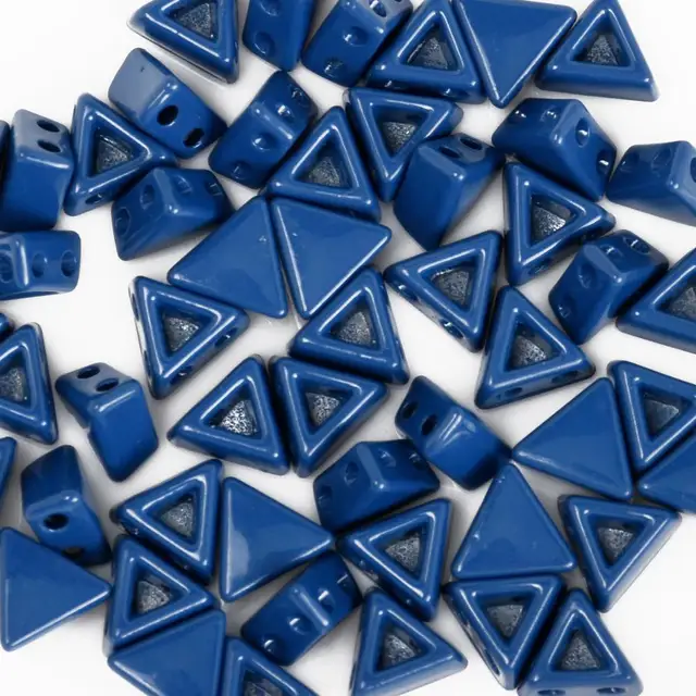 треугольные бусины. треугольные бусины. шипы пирамидки.