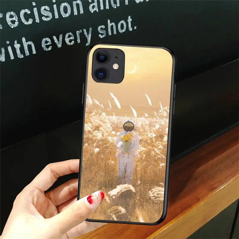 

Spaceman Astronaut In Love Phone Case For Iphone 5 5S SE 6 6s 7 8 plus X Xr XS 11 12 Mini Pro Max Cover Fundas Coque