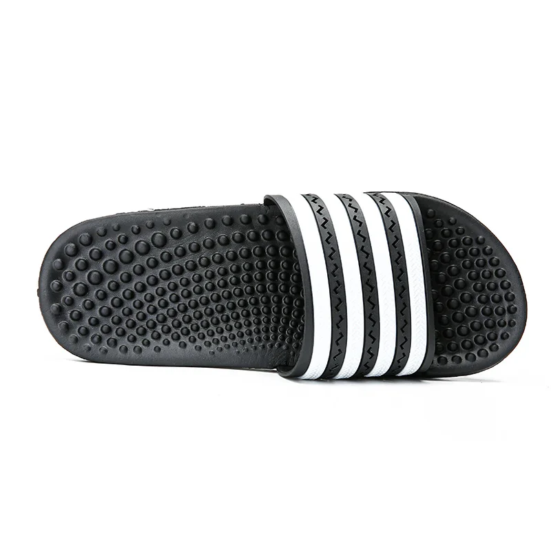 구매 여름 남성 슬리퍼 슬라이드 편안한 마사지에 바 신발 남성 소프트 블랙 화이트 줄무늬 캐주얼 슬리퍼 남자