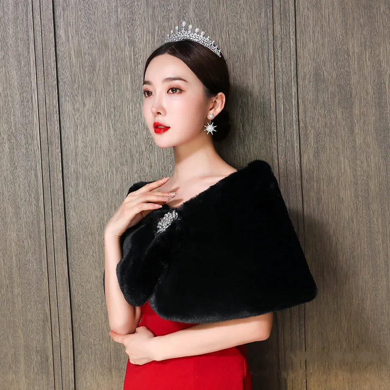 Свадебная шаль из искусственного меха черная Брошь Стразы Простой Болеро