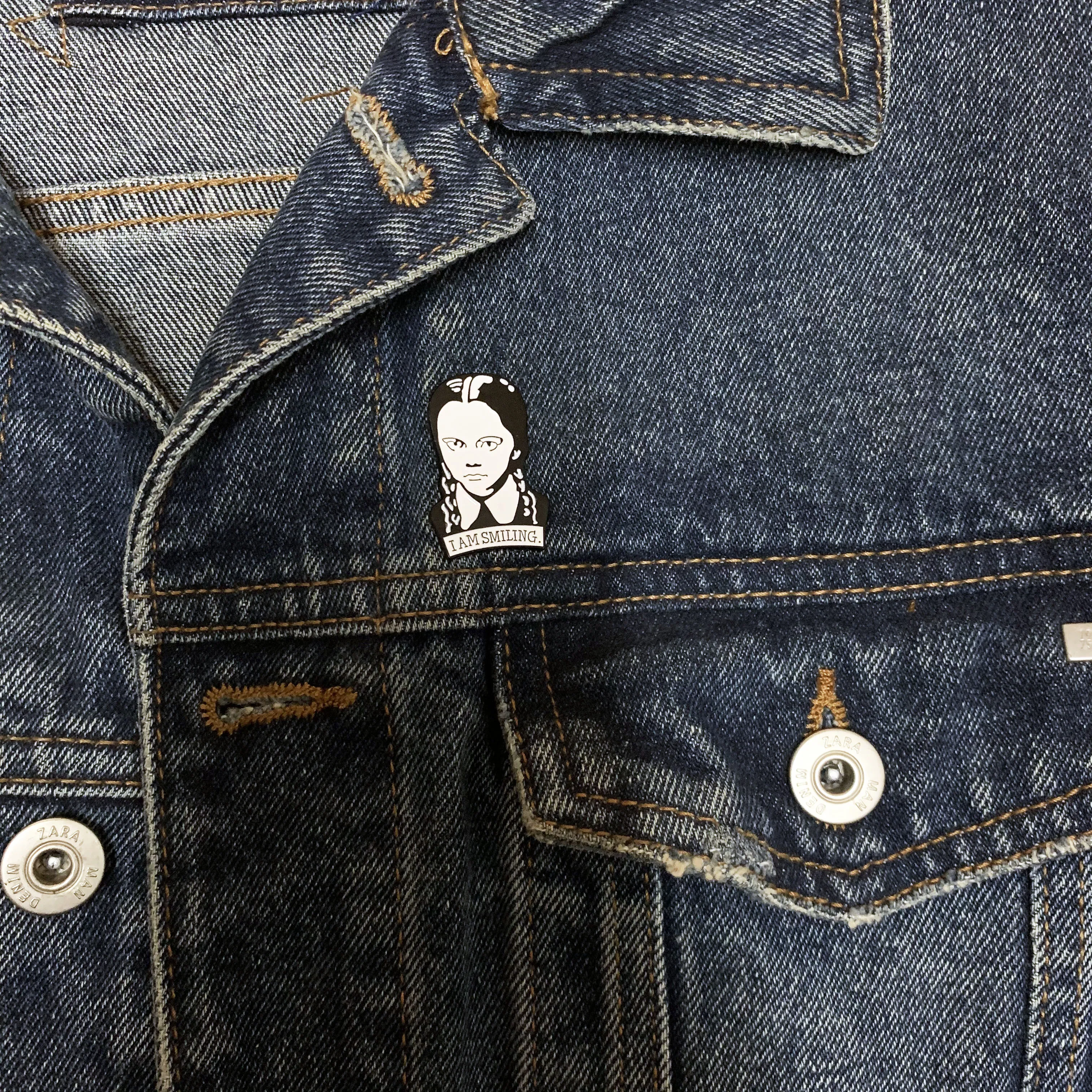 Я УЛЫБАЮСЬ Брошь для девочки Вс, пинсы для фильма Wednesday Addams, металлические для рюкзака, шляпы и одежды, CR фигурная эмблема, аксессуары.