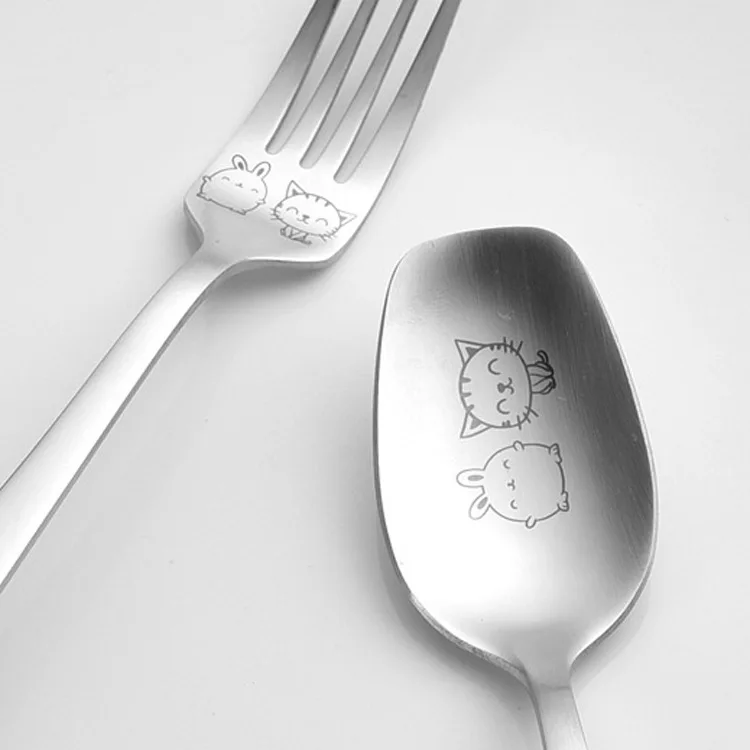 Милый котенок кошка фрукты вилка большая обеденная ложка маленькая для