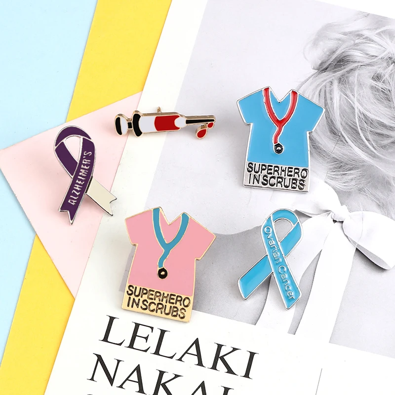 Шприц эмалированная Заколка Брошь врача медсестры розовая синяя одежда