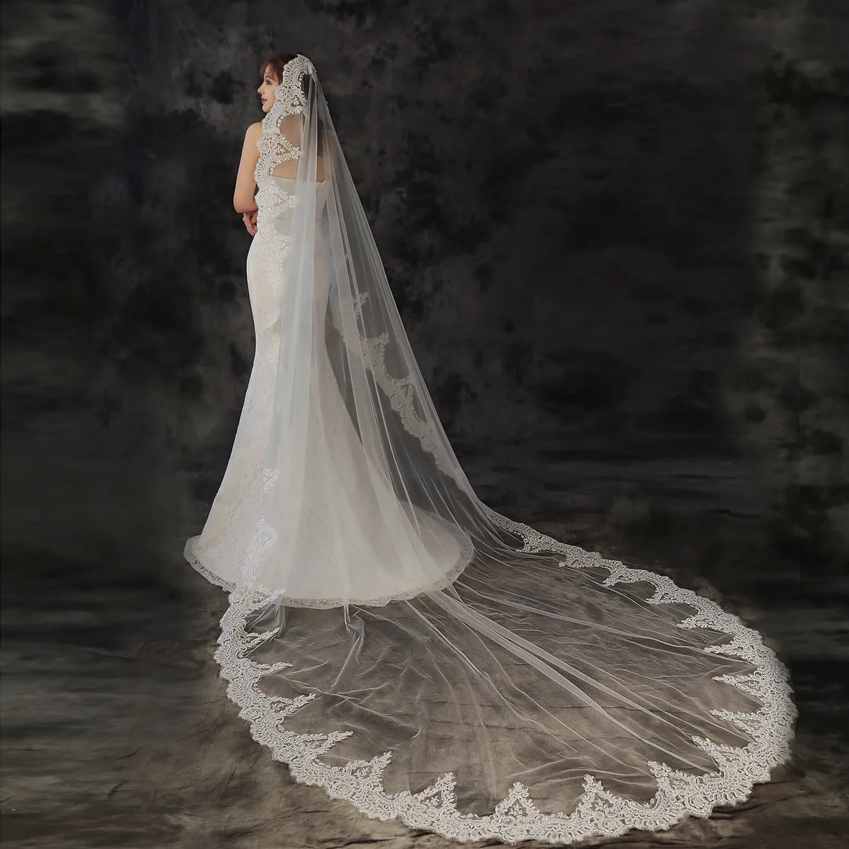 

Bridal Veils 2022 New Wedding Veil With Comb Classic Lace Edge One-layer Appliqued 3m Cathedral Veil 2 Colors