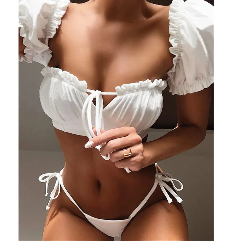 Купальник с открытыми плечами коротким рукавом и оборками бандо пуш ап