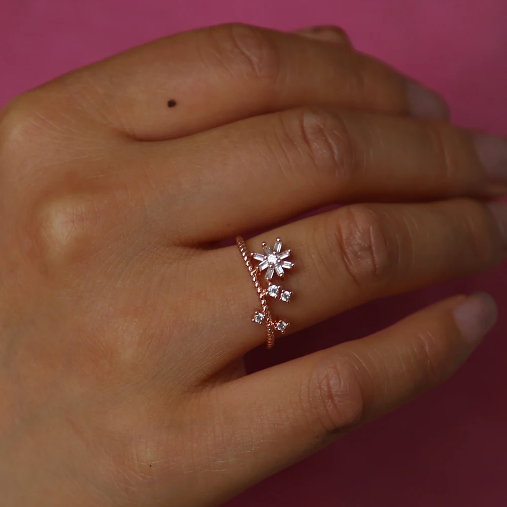 Женское кольцо с фианитами цвета розового золота декором листья маргаритки и