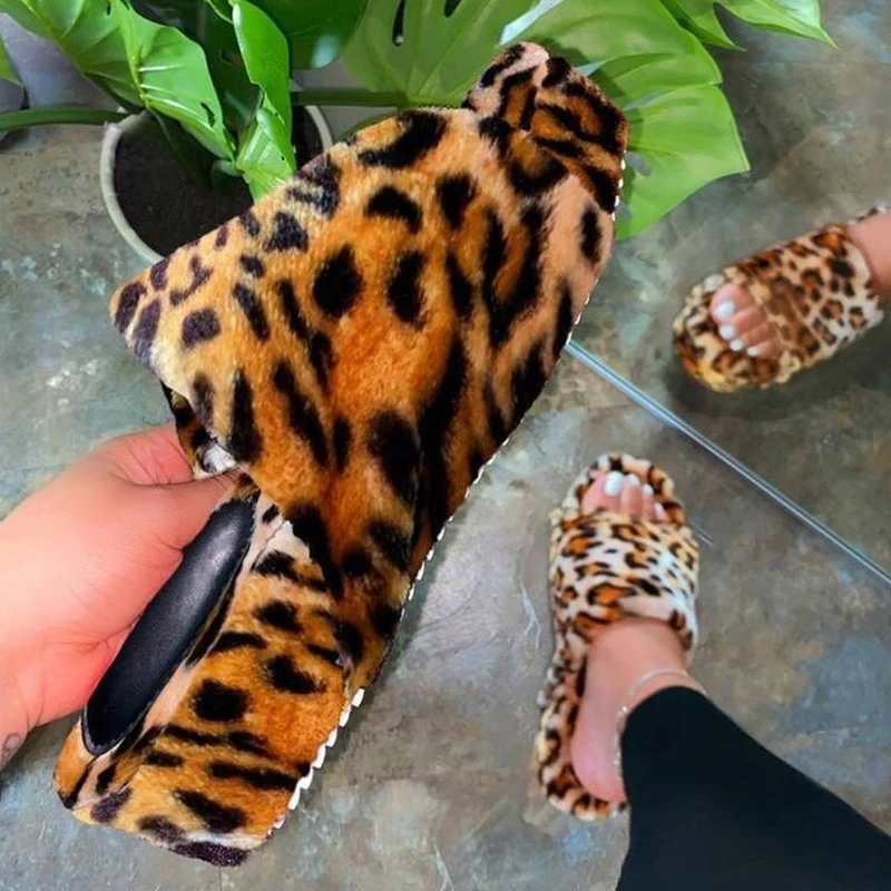 Женские меховые шлепанцы теплые тапочки на толстой подошве с принтом граффити