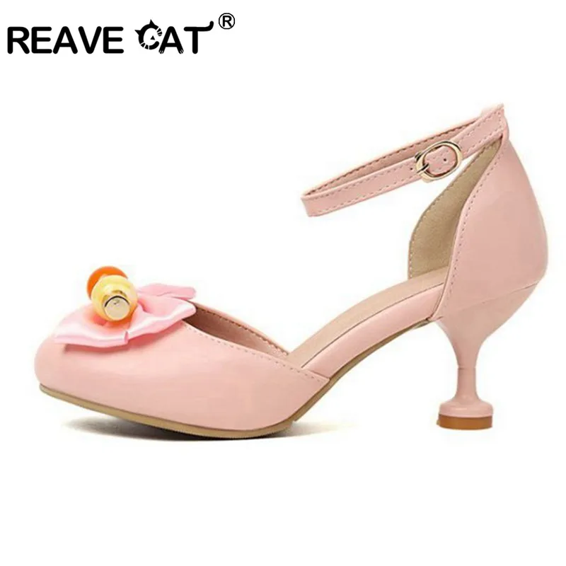 

REAVE CAT/женские Необычные Сандалии на каблуке круглый носок бусины с бантиком-бабочкой для девочек прекрасный Ремешок на щиколотке обувь 2021 летнее платье размера плюс размеры 28-43