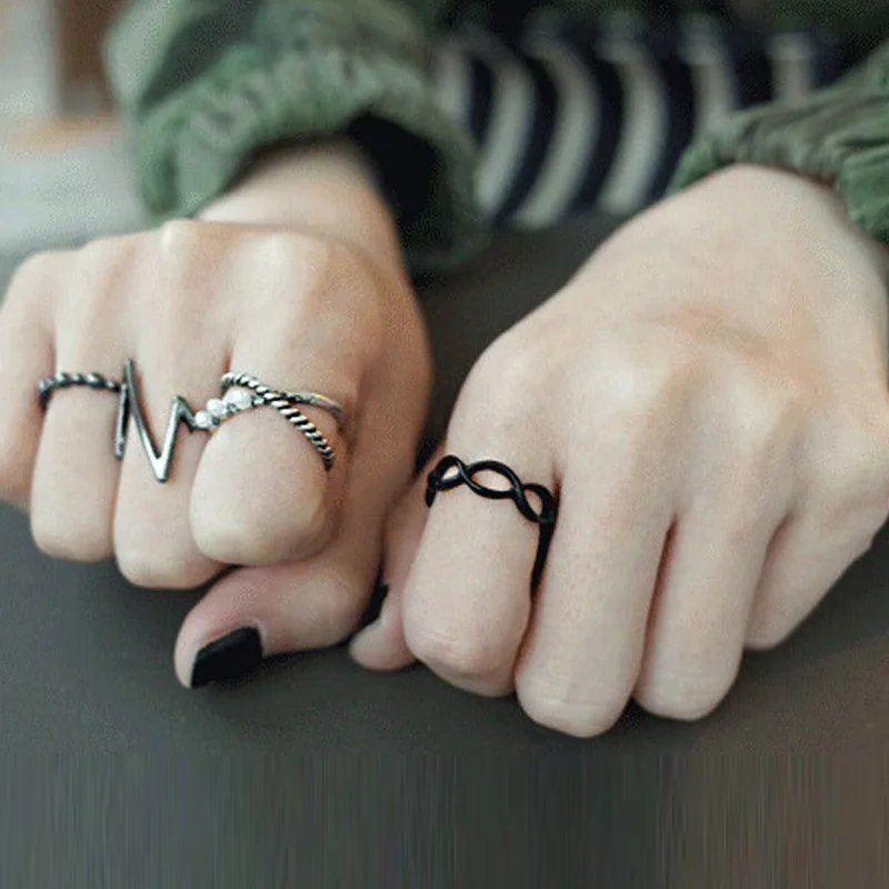 

2021 New Retro Electrocardiogram Ring Set 4-piece Creative Personality Black Chain Joint Ring Jewelry for Women Gothic