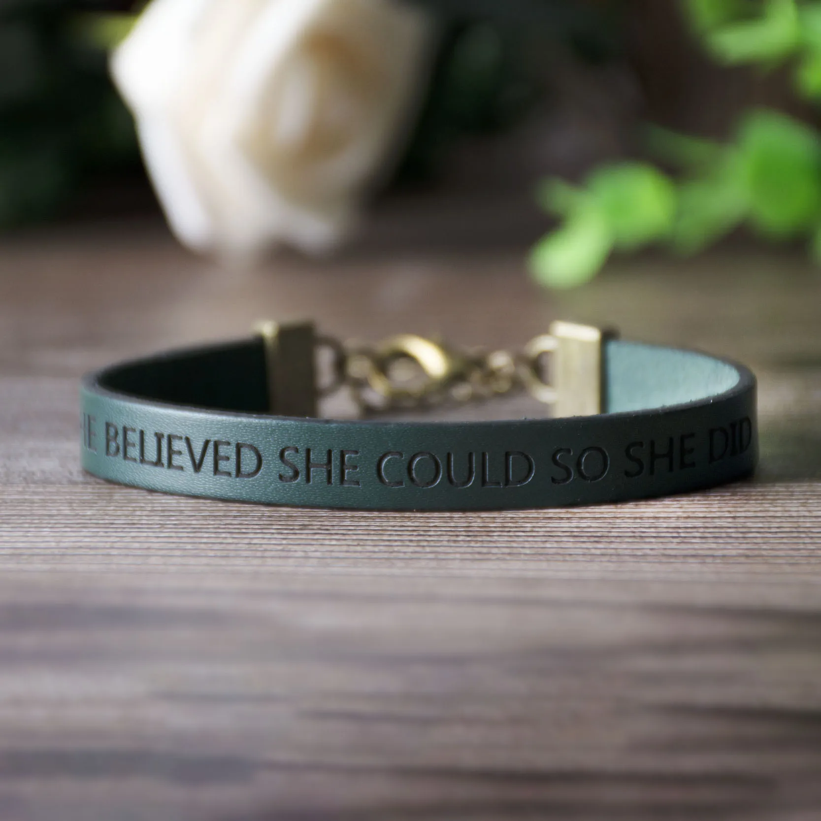 Она верила что может так она делает Выгравированные буквы браслет на магнитной
