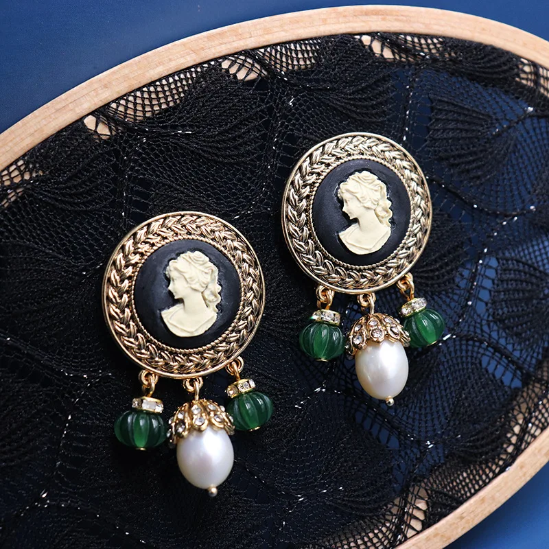 

Классические серьги-гвоздики с натуральным жемчугом