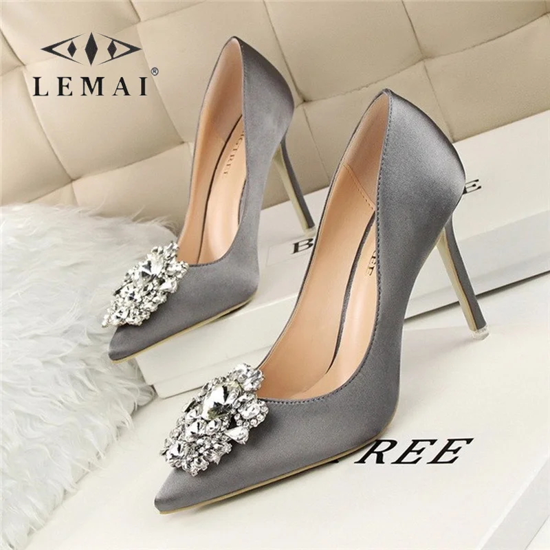 

Женские туфли-лодочки с острым носком; Обувь с украшением в виде кристаллов пикантные блестящие Модные женские туфли на высоком каблуке Стр...